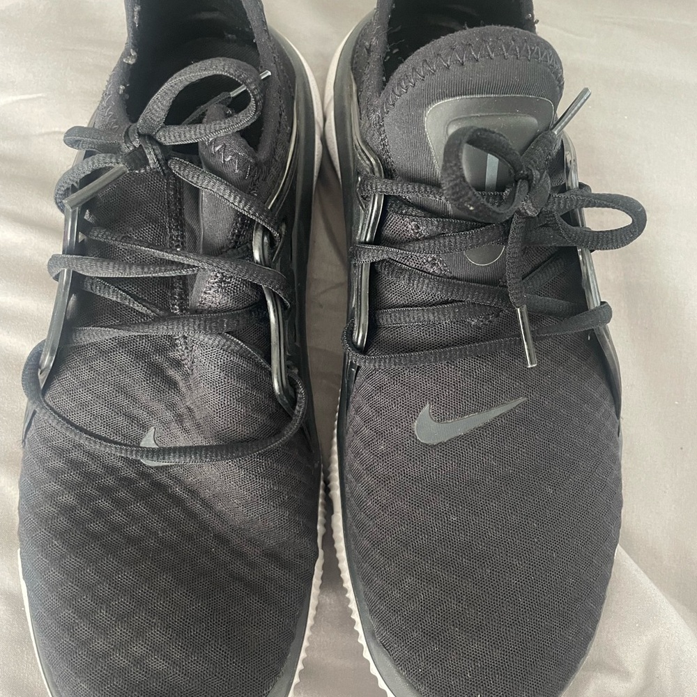 Nike Men's Black and Gray Athletic Shoes